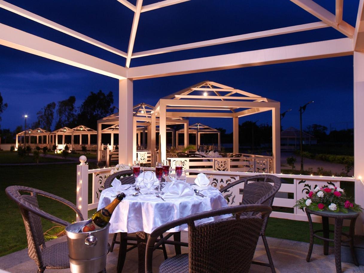 Neonz Resort & Club Ānand Exteriör bild
