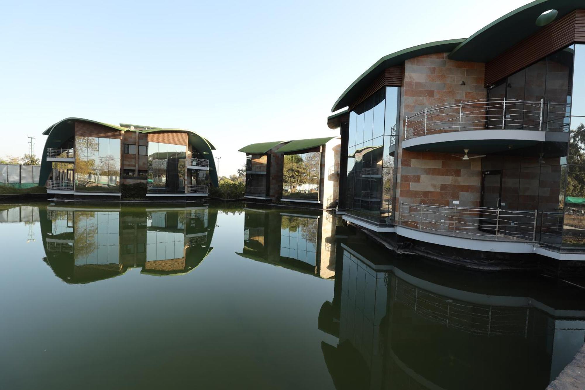 Neonz Resort & Club Ānand Exteriör bild